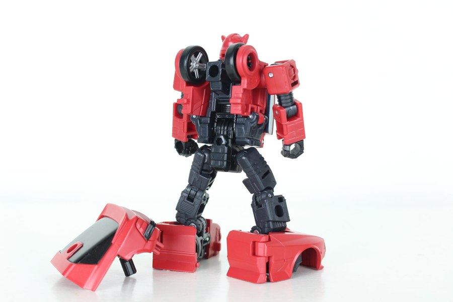 Earthrise Cliffjumper In Hand Photos And More Size Comparisons 05 (5 of 12)